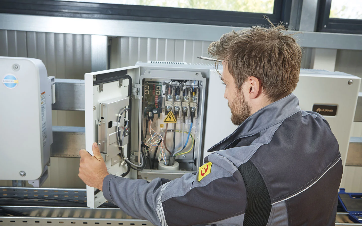 E-CHECK PV - Mitarbeiter überprüft den Wechselrichter &middot; Finke Elektro